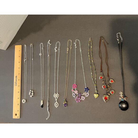 10 Variety Sparkly Pendent w/ Chains Silver/Gold Tone Gothic Green Necklace Lot - Picture 4 of 5